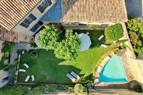 Exclusivity STYLES. Superb family house with a lot of character located in the center of Uzès, in a quiet area, with garage and swimming pool. The front door opens onto a vast entrance hall (and its dressing room) serving the floors of the house. Jus...