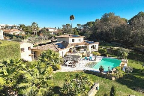 Située à la frontière MOUGINS - LE CANNET, proche du hameau du Guillet. Belle villa construite en 2004 composée de 7 pièces principales pour une surface hors oeuvre bâtie de 378m2. Elle dispose d'une pièce à vivre offrant un superbe volume d'une supe...