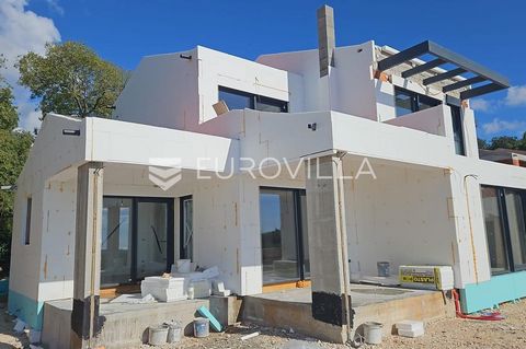 Not far from St. Lovreč, a luxury villa is for sale with a panoramic view that stretches from the Alps to the church of St. Euphemia in Rovinj. This impressive property with a net area of 281.16 m2 is located on a spacious plot of 1,170 m2, surrounde...