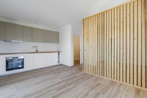 Dieses wunderschöne Studio-Apartment befindet sich im charmanten Dorf Almádena, nur 7 Minuten von den Restaurants und Stränden von Praia da Luz und Burgau und zehn Minuten von Lagos entfernt. Das Apartment befindet sich im Obergeschoss und profitiert...