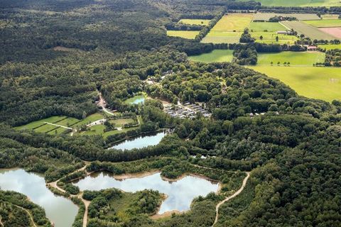 Dieses luxuriöse und moderne Ferienhaus liegt im natur- und wasserreichen Resort Maasduinen, am Rande des gleichnamigen Nationalparks. Es liegt 12km südwestlich der Stadt Venlo und nur einen Steinwurf von der niederländisch-deutschen Grenze entfernt....