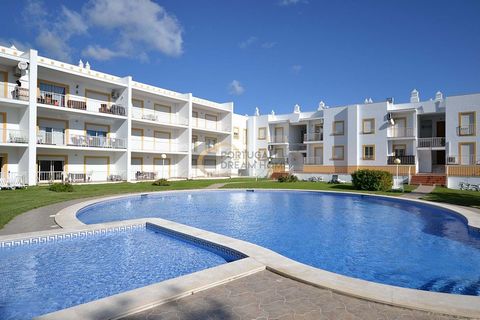 Apartment mit zwei Schlafzimmern in einem Gebäude mit Swimmingpool, Garage und Garten im Zentrum von Albufeira, in der Nähe des Viertels Corcovada. In seiner Umgebung finden Sie mehrere Gebäude mit einigen Geschäften und Dienstleistungen, einen Freiz...