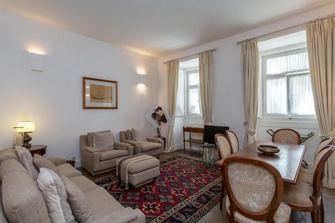 Appartement avec deux chambres, une salle de bain complète (divisée en deux) et des toilettes invités à côté du salon. Il est situé dans un bâtiment ancien entièrement restauré. L'architecture très bien orientée a pris soin de tirer le meilleur parti...