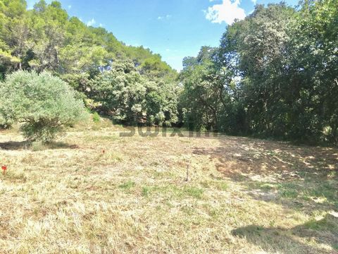 Si proche d'Uzès, vous pourrez profiter du calme de la campagne tout en ayant accès à toutes les commodités en quelques minutes. Ce magnifique terrain plat est situé en bordure de forêt et loge dans un angle. 2 680 m2 viabilisés (eau, éléctricité, av...