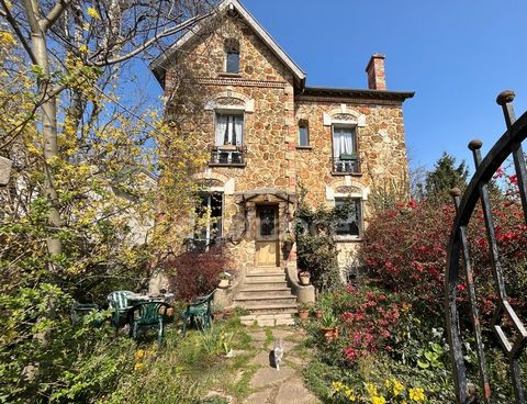 FONTENAY AUX ROSES - AUTHENTIQUE MEULIERE FAMILIALE et aussi adaptée au COLIVING, à une ACTIVITE PROFESSIONNELLE. PROPOSITION D'AMENAGEMENT VIRTUEL SUR DEMANDE. Limitrophe Clamart et Châtillon, située dans une rue très calme, vous serez séduit par le...