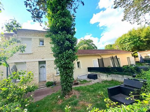 Ensemble immobilier situé dans le centre-ville d'Angoulême et au calme comprenant 2 maisons avec jardin: - Maison 1: Maison de plain-pied comprenant un grand séjour, une cuisine aménagée, un cellier, 2 chambres et une salle d'eau avec WC. A l'extérie...
