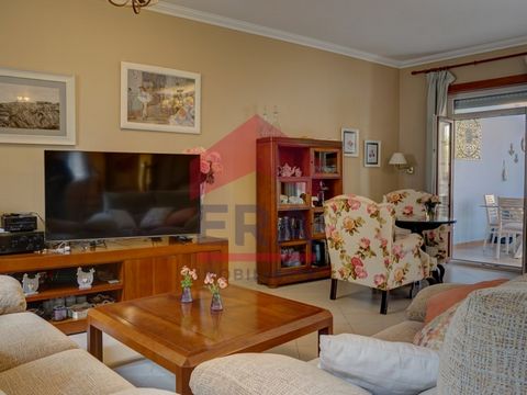 Moradia T4 localizada no centro da vila de Atouguia da Baleia, Peniche. Rés-do-chão composto por sala, cozinha, anexo, casa de banho e cozinha. 1º andar com dois quartos em suite e sotão com dois quartos e uma casa de banho. Equipada com aquecimento ...