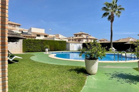 Esta preciosa casa de vacaciones española en Cabo Roig, en la costa de Orihuela, cuenta con varias terrazas y una hermosa piscina exterior compartida. Es ideal para familias que desean pasar unas vacaciones juntas, pero a la vez disfrutar de privacid...