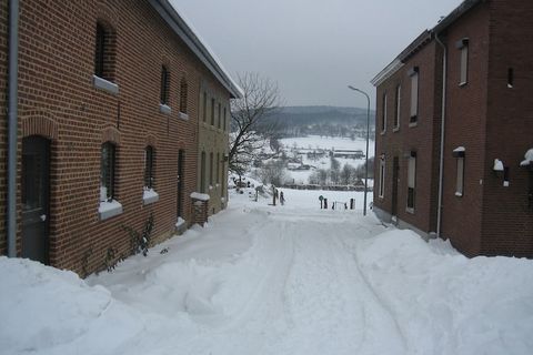 Aan de rand van het Zuid-Limburgse dorp Epen ligt deze comfortabel ingerichte vakantiewoning. De woning beschikt over 3 slaapkamers en is ideaal voor een gezin. Vanaf het terras voor de woning heb je direct uitzicht op het Geuldal en Vijlenerbos. Het...
