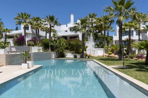 Gelegen in een exclusieve gated community van slechts vijf villa's en op slechts twee minuten lopen van het gouden zand van Cala Llenya, biedt deze prachtige residentie de perfecte balans tussen een stijlvol zomerverblijf en een rustig familiehuis. D...