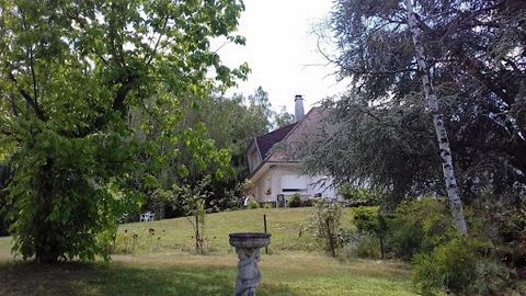 Prix : 306.000 euros - Honoraires 1 % : 3.060 euros TTC inclus charge Vendeur. Villa de caractère, située à Montluçon, dans le département de l'Allier (03), Centre - France. 15 minutes Autoroute. Au calme et sans vis à vis, tout en étant en proximité...