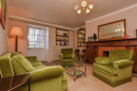 This welcoming 4-bedroom castle in Montfaucon offers a peaceful retreat for up to 4 guests, nestled just 100 meters from the forest. Pet-friendly and equipped with free WiFi, the home features a private garden, terrace, and barbecue—perfect for relax...