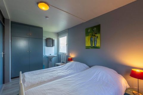 Dit charmante vrijstaande vakantiehuis in Julianadorp is perfect voor gezinnen of groepen van zes personen. De moderne, gelijkvloerse indeling beschikt over drie ruime slaapkamers en een gezellige woonkamer met een houtkachel, wat een warme en uitnod...