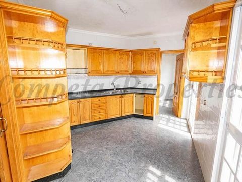 Si está buscando un apartamento céntrico en el vibrante pueblo de Torrox, esta es una oportunidad que no debe perderse. Idealmente situado a pocos pasos de comercios locales, restaurantes, bares, bancos y un aparcamiento gratuito de varios niveles, e...