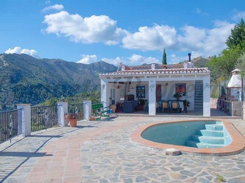 Casa con Alma en el Entorno Natural de Torrox, Cerca de Frigiliana Más que una bonita casa, esta finca rústica en Torrox, muy cerca de Frigiliana, posee un carácter único y un encanto especial, enclavada en un delicioso entorno natural. Es el lugar i...