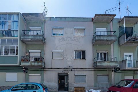 Excellent Investment Opportunity / 3 Rented Apartments in a Building in Baixa da Banheira / Yield 3.5% I present an attractive opportunity for investors looking to diversify their portfolio with stable income real estate assets. In the heart of Baixa...