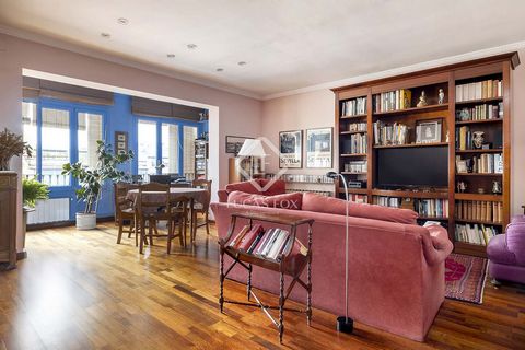 En pleno Eixample Dret, en la codiciada zona del Quadrad d´Or, se encuentra esta joya de piso alto, bañado por una extraordinaria luz natural y con vistas abiertas a un amplio y tranquilo patio de manzana. Un oasis de paz y privacidad en una de las z...