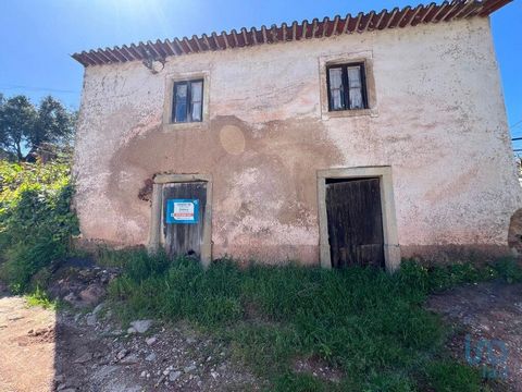 Moradia para recuperar em Casal da Rosa. Inserida num lote de 950m2. Composta por uma casa de habitação, casa de arrumação e jardim. Esta moradia necessita de obras completas de remodelação mas tem bastante potencial devido à sua localização e por es...