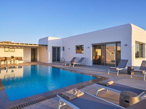 Deze prachtige villa, op de uitstekende locatie van Mykonos in de regio Agios Lazaros, biedt een ongeëvenaarde mix van luxe en comfort. Gelegen op een royaal perceel van 1.500 m², beslaat dit indrukwekkende pand 210 m². en heeft een goed doordachte i...