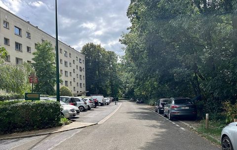 Chambre de service 9,2 m² Ville-d'Avray - Secteur Monastère - Louée Dans un environnement résidentiel paisible et verdoyant, cette chambre de service de 9,2 m² se situe au rez-de-chaussée d'un immeuble bien entretenu. Le bien est loué depuis 2009 à u...