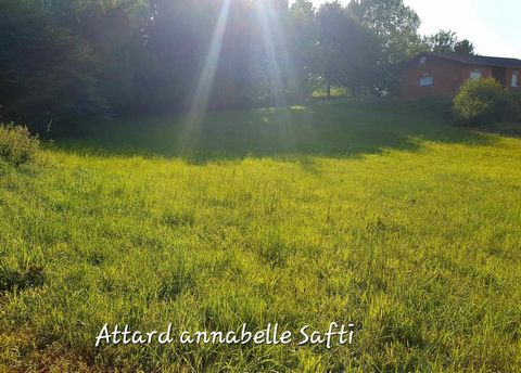 Rare terrain de 1884 m² constructible à Ligueux