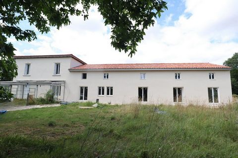Maison 9 chambres avec garage et piscine intérieur