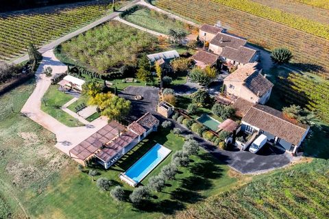 Dpt Vaucluse (84), à vendre en campagne de MENERBES, proche de Gordes et de l'Isle sur la Sorgue, Propriété de près de 2 ha avec Mas familial et dépendances sur près de 400 m² offrant 7 chambres