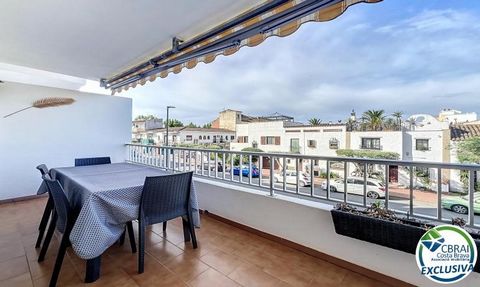 Ontdek dit unieke appartement op de bovenste verdieping in de pittoreske wijk Poblat Típic in Empuriabrava, Catalonië, Spanje. Deze uitzonderlijke woning staat te koop en zou zomaar uw toekomstige thuis kunnen worden. Het appartement van 82 m² beschi...