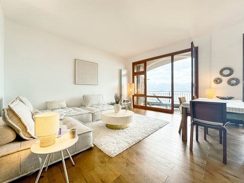 Dit appartement te koop is gelegen in Stresa en biedt een adembenemend uitzicht op het Lago Maggiore. De accommodatie bestaat uit: -Ingang - Open keuken en woonkamer met toegang tot het terras met uitzicht op het meer -Hal - 2 slaapkamers met balkon ...