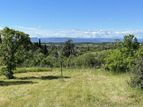 Beau terrain à bâtir avec vue sur les Pyrénées, dans un village populaire