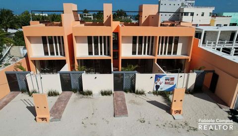 Set van 4 appartementen gebouwd op 3 niveaus: Begane grond, tweede verdieping en dak. Gelegen op slechts 3 blokken van het strand. Het complex beschikt over een parkeerplaats voor elke huurder. Elk appartement heeft een eigen tuin, zwembad en dakterr...