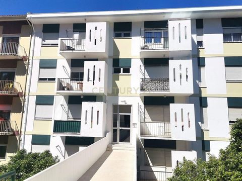 Descubra este encantador T1 com garagem em Coimbra, uma excelente oportunidade para quem procura um espaço acolhedor e funcional. Com um preço atrativo de 150.000, este imóvel é ideal para jovens profissionais ou investidores que desejam estar no cor...