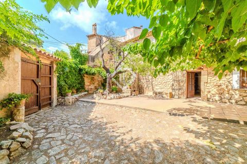 Lucas Fox se complace en presentar esta excepcional masía catalogada, una joya arquitectónica con más de seis siglos de historia, ubicada en el tranquilo y encantador pueblo de Canyelles, en el corazón de la comarca del Garraf. A tan solo 15 minutos ...