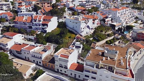 Terreno com ruina e viabilidade de construção com vista mar a 450 metros da praia dos pescadores em Albufeira. Oportunidade de projetar e construir duma forma personalizada, de acordo com suas preferências e necessidades. -Potencial de construção de ...