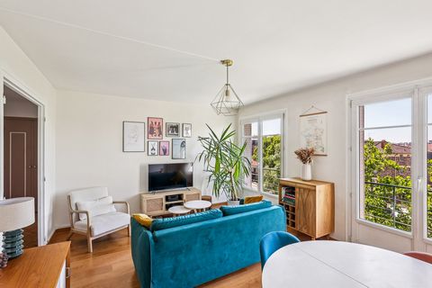 Cabinet Mazarin - Daniel Roulleau de La Roussière - vous propose : Au sein d'une copropriété sécurisée, un appartement de type T3 (deux chambres) au 4ème étage avec ascenseur. Situé à Montrouge (92120) Quartier Camille Pelletan. Une grande cave saine...