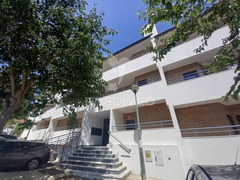 Urbanização de 2 blocos de prédios (Bloco A e Bloco B), com total de 12 apartamentos duplex, com dois elevadores, localizado na Urbanização Quinta dos Anjos, na Castanheira do Ribatejo. Apartamento de 5 assoalhadas, vendido em estado novo, com cozinh...