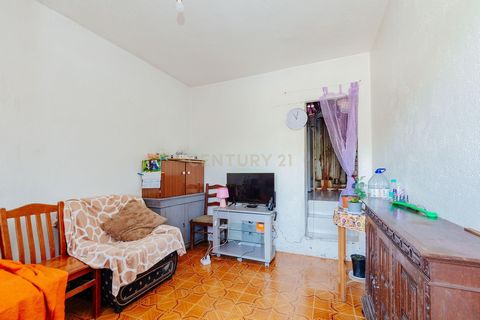 Discover this charming 2-bedroom apartment in the heart of Loures, Lisboa, offering 49m² of cozy living space. This used property combines comfort and convenience, making it an ideal choice for first-time buyers or investors looking for a prime locat...