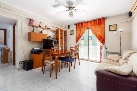 ¿Buscas una vivienda bien ubicada y con muchísima luz natural? Este piso en quinta planta con ascensor, situado en el centro neurálgico de Cerdanyola, lo tiene todo para convertirse en tu próximo hogar. La vivienda es totalmente exterior y ofrece exc...