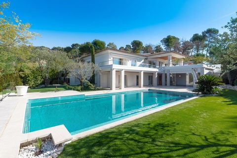 Villa 460 M² dans un domaine prestigieux fermé.