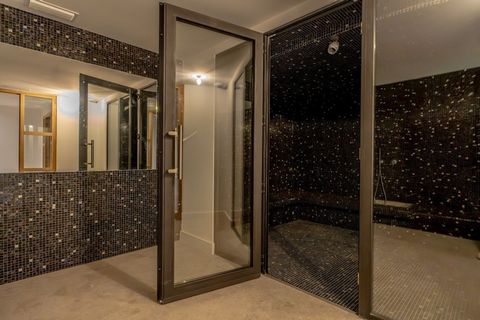 Sainte-Maxime nieuwbouw villa te koop. Gelegen in een rustige woonwijk, dicht bij het stadscentrum, prachtig uitzicht op zee voor deze prachtige nieuwe villa gebouwd met luxe voorzieningen. Accommodatie-aanbiedingen: ontvangsthal, toilet en gastentoi...