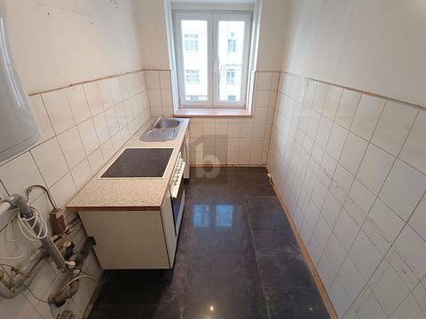 Dit charmante 2-kamerappartement in Wenen biedt 37 m² ruimte voor creatieve ontwerpideeën. Ondanks de noodzaak van renovatie, maakt het appartement indruk met de nabijheid van de katholieke kerk Neuottakring. Ideaal voor alleenstaanden of koppels die...