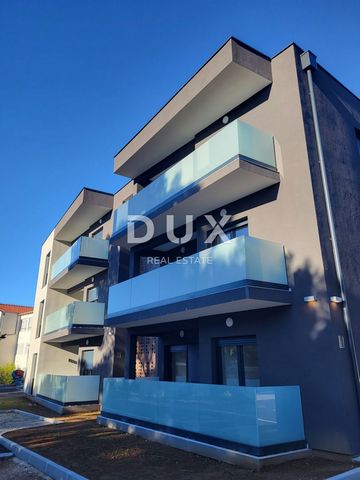 ID CODE: 31005 Danijela Majdandžić Agent s licencom Mob: +385 98 979 1602 Tel: +385 91 480 8808 E-mail: danijela@dux-dalmacija.com www.dux-dalmacija.com