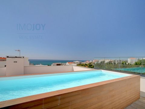 Dit ruime appartement met 3 slaapkamers biedt een prachtig 180º uitzicht op zee en heeft een privézwembad op het dakterras. Het ligt in een gated community met tuinen en een gemeenschappelijk zwembad, op slechts 250 meter van het dichtstbijzijnde str...