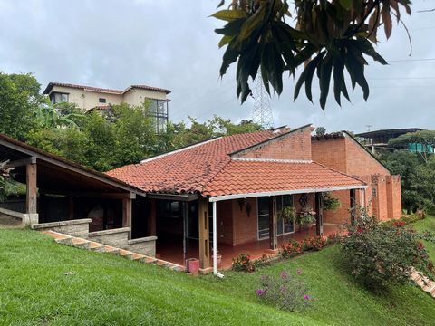 Enjoy the tranquility and charm of living in the countryside with all the comforts. Located on a 1,850 m² lot, this property offers 350 m² built with functional architecture, high ceilings and large spaces designed for rest and family life. The house...