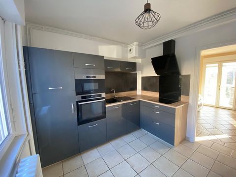 Maison de ville 90 m², mitoyenne de 2 cotés, 3 chs, garage, centre ville Condé en Normandie