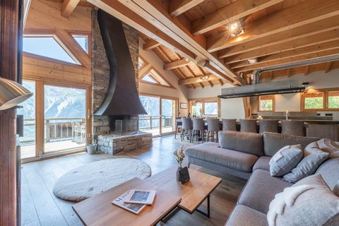 Exceptional Detached Chalet with Panoramic Mountain Views – Southern French Alps Perched in a commanding position at the southern edge of the resort, this remarkable 433 m2 detached chalet offers breathtaking 180-degree views across the surrounding a...