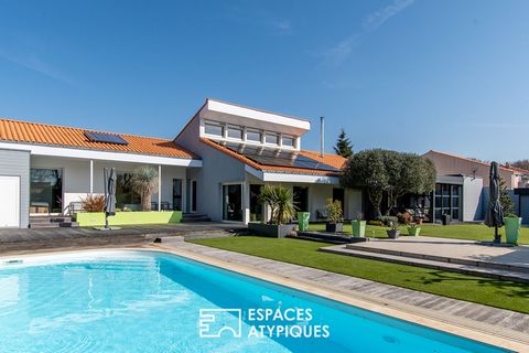 Nestled in a quiet and residential area of the Château d'Olonne, a stone's throw from the shops and a few minutes from the beaches of Les Sables, this architect's villa of 204 m2, erected on a plot of 1200m2, invites you to discover an art of living ...