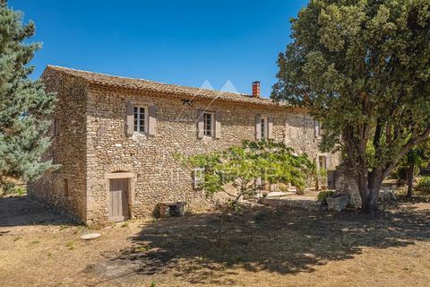 In de buurt van Gordes en Cabrières-d'Avignon ligt een oud stenen huis uit de 18e eeuw dat moet worden gerenoveerd op een landbouwgrond van ongeveer 2,3 hectare die wordt geïrrigeerd door het Canal de Provence. Een gebouw met zo'n 300 m2 woonoppervla...