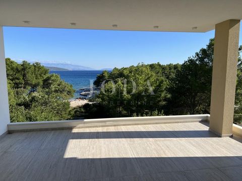 Location: Primorsko-goranska županija, Krk, Krk. City of Krk - penthouse by the beach! In a sought-after location in the immediate vicinity of a beach, an apartment on the second and last floor of a house with only two more apartments is for sale. Th...