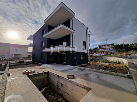 Location: Primorsko-goranska županija, Krk, Krk. For sale is a two-story apartment with a pool in a new construction in the city of Krk! The 112 m2 apartment is divided into a ground and a first floor. On the ground floor is a spacious living room wi...